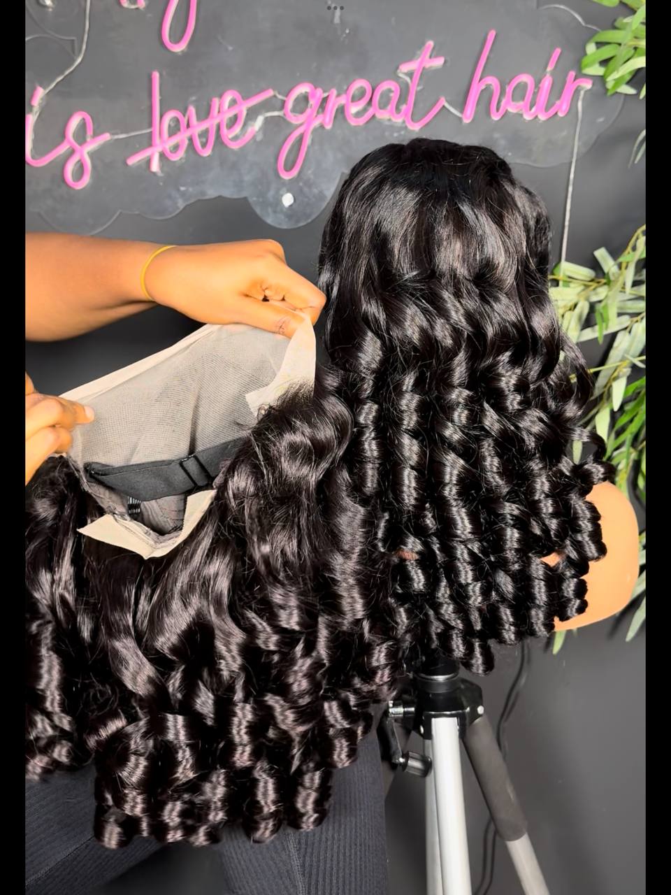 TYW46 18” SDD Egg bouncy full frontal wig